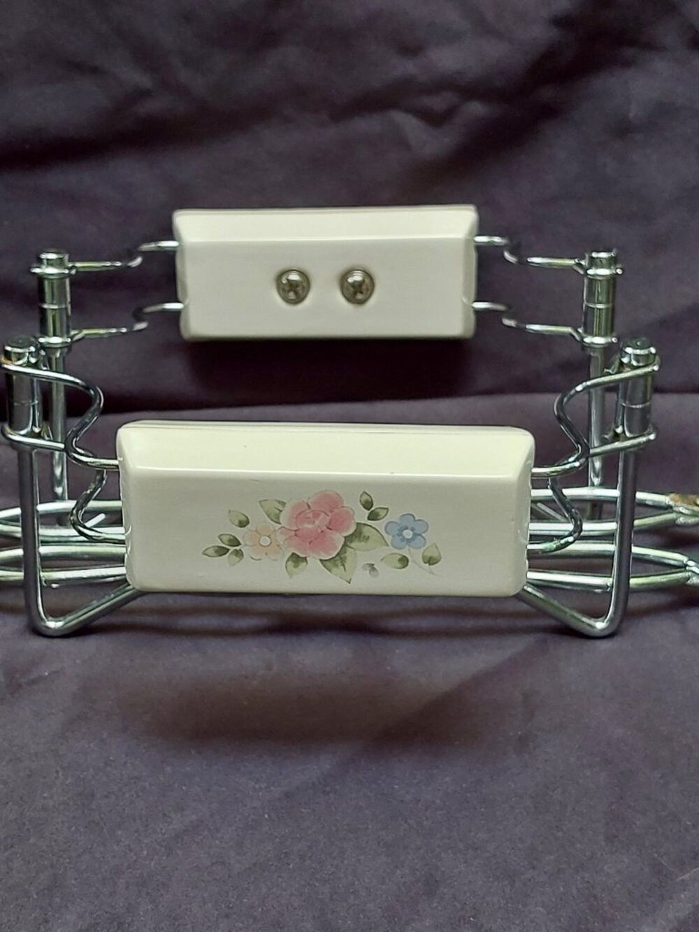 Pfaltzgraff Tea Rose Steel Adjustable Accordion Casserole Holder